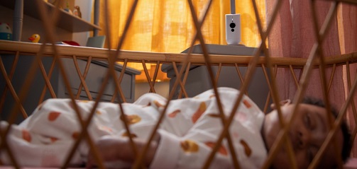 Un mignon bébé dort dans sa chambre avec le babyphone Avent Connect