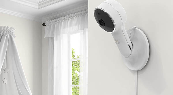 caméra babyphone accrochée au mur