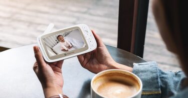 une maman regarde le vidéo de son fils