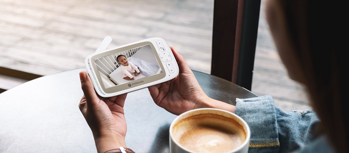 une maman regarde le vidéo de son fils