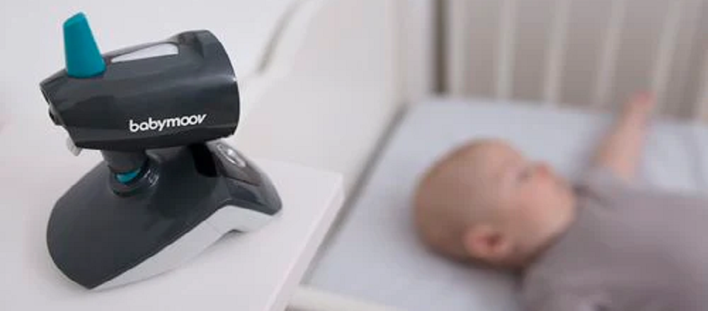 le babyphone Yoo Travel dans la chambre d'un bébé