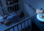 un bébé qui dort près de l'émetteur