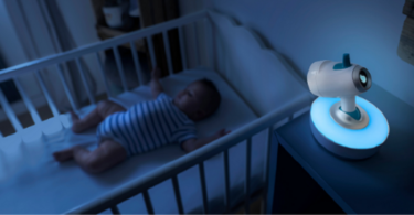 un bébé qui dort près de l'émetteur