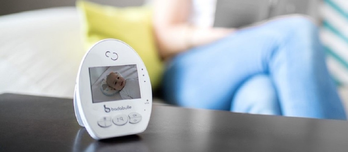le babyphone Baby Online de Badabulle sur une table