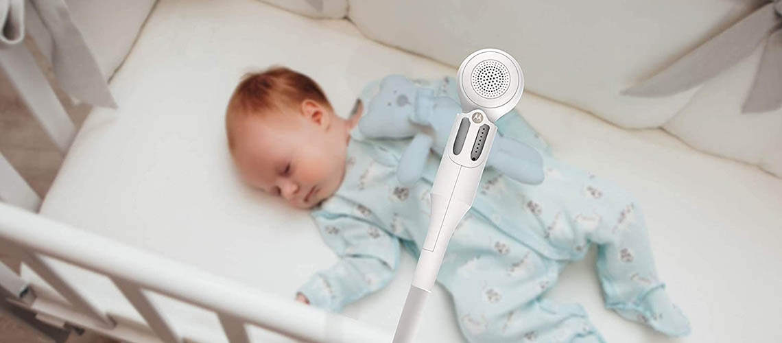 bebe qui dort avec camera accrochée au berceau