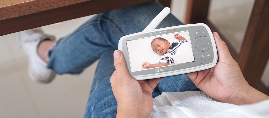 une maman qui regarde le vidéo