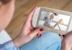 une maman qui regarde son bébé