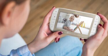 une maman qui regarde son bébé