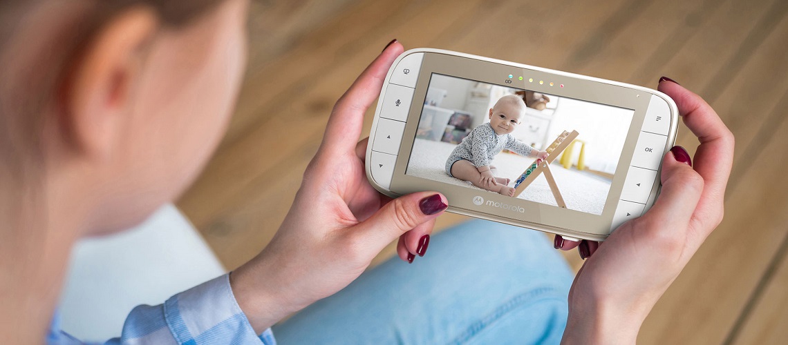 une maman qui regarde son bébé