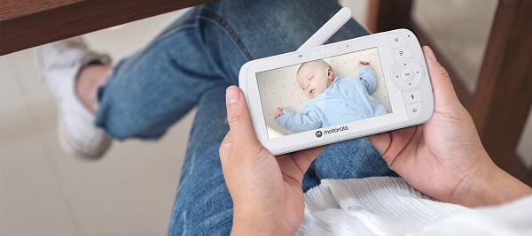 une maman qui regarde un vidéo