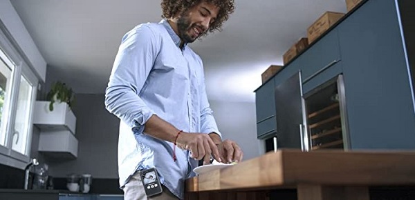 Un papa dans la cuisine avec le babyphone Essential