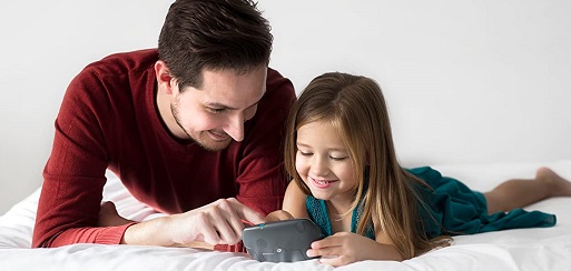 Un papa et sa fille qui paramètrent le babyphone Yoo Feel