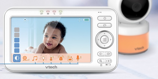un vidéo d'un bébé et un webcam