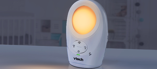 babyphone avec veilleuse posée sur un chevet d'enfant